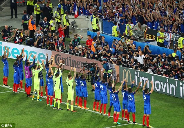 Ngạc nhiên khi tuyển Pháp ăn mừng theo kiểu tuyển Iceland ảnh 2 Ngạc nhiên khi tuyển Pháp ăn mừng theo kiểu tuyển Iceland ảnh 2